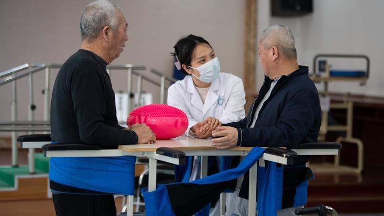 全国首批养老专业本科生入行